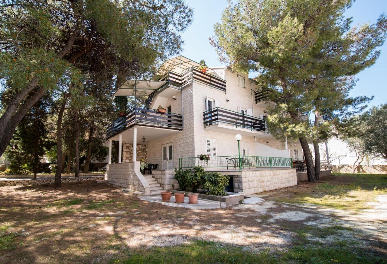 Apartments Pinija Supetar Exteriér fotografie