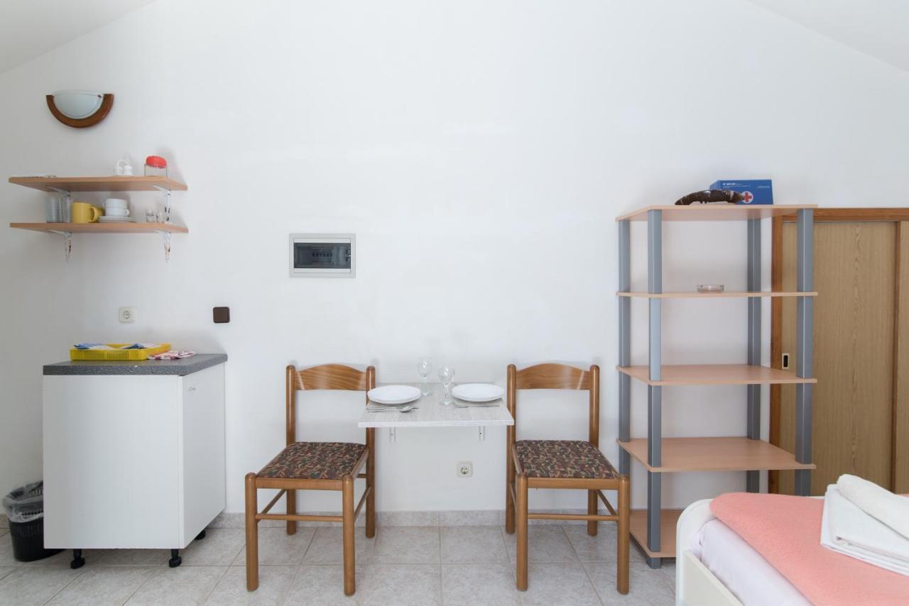 Apartments Pinija Supetar Pokoj fotografie